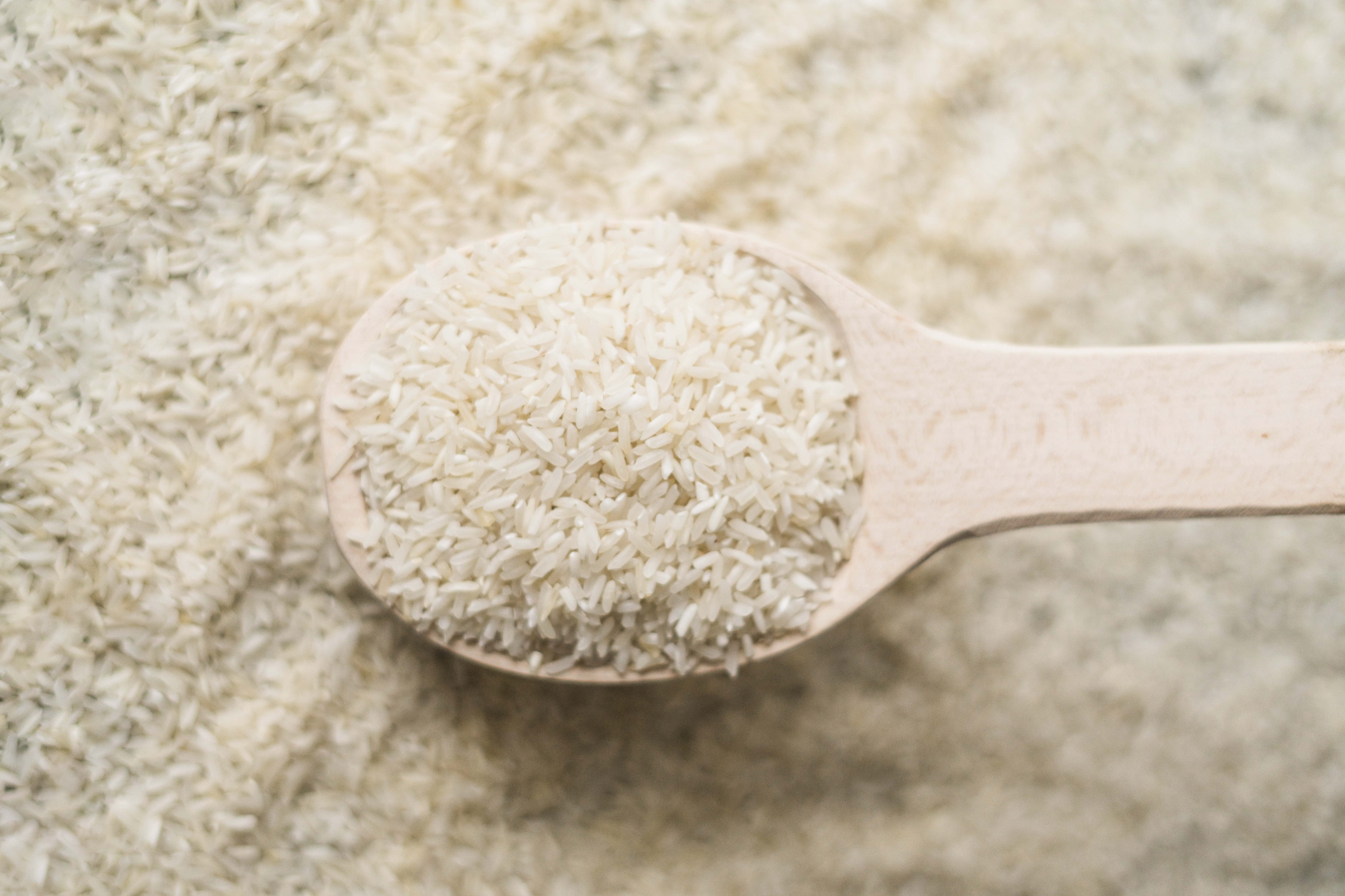 Colher de madeira com arroz cru